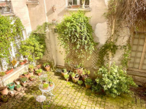 Bel appartement ancien sur cour verdoyante
